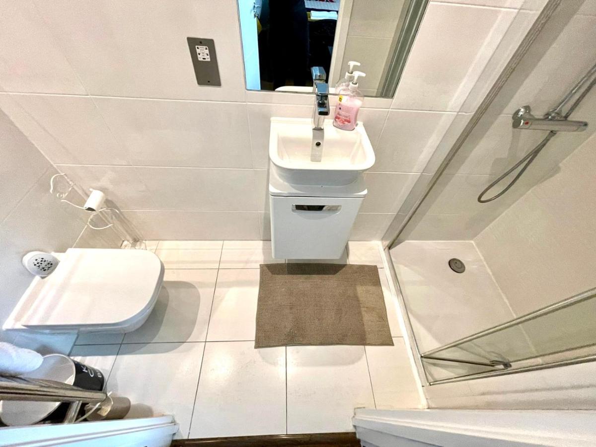 London Stratford Luxury House, 5 Minutes Walk Station, Westfield, 3 Bedrooms 3 Bathrooms, Reception, Garden, Parking 외부 사진