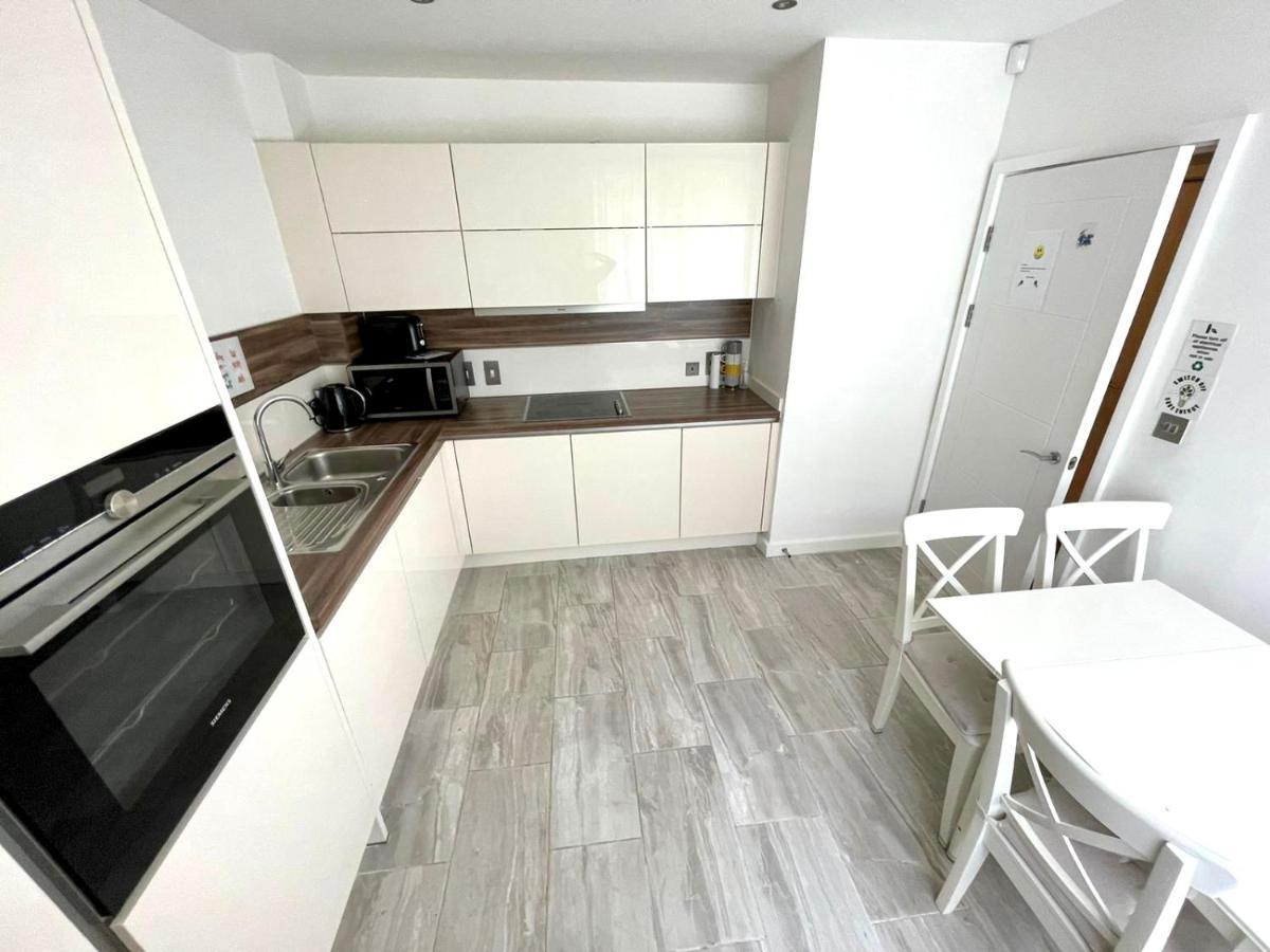 London Stratford Luxury House, 5 Minutes Walk Station, Westfield, 3 Bedrooms 3 Bathrooms, Reception, Garden, Parking 외부 사진