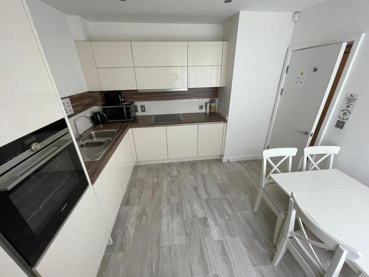 London Stratford Luxury House, 5 Minutes Walk Station, Westfield, 3 Bedrooms 3 Bathrooms, Reception, Garden, Parking 외부 사진