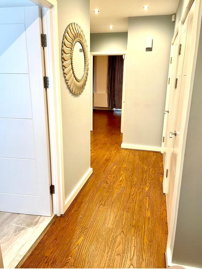 London Stratford Luxury House, 5 Minutes Walk Station, Westfield, 3 Bedrooms 3 Bathrooms, Reception, Garden, Parking 외부 사진