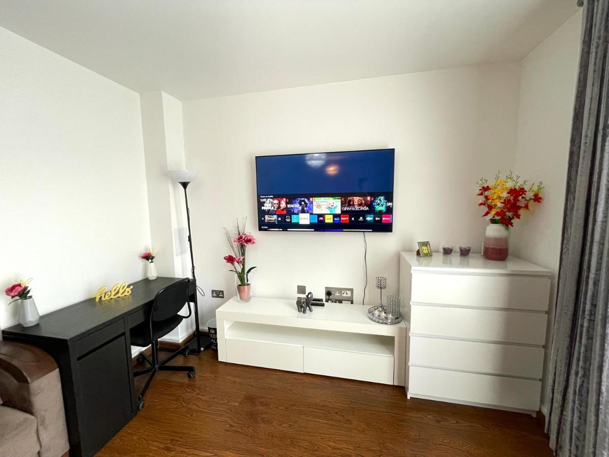 London Stratford Luxury House, 5 Minutes Walk Station, Westfield, 3 Bedrooms 3 Bathrooms, Reception, Garden, Parking 외부 사진