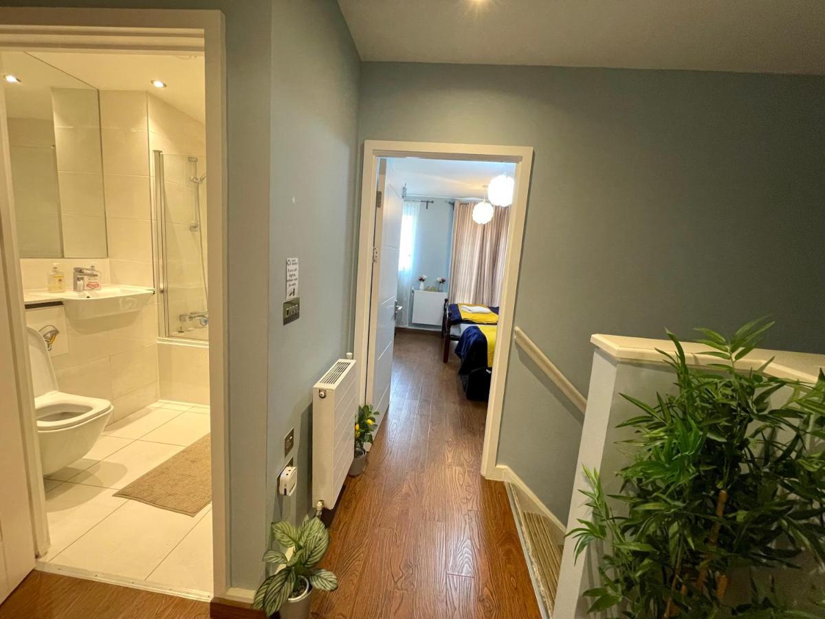London Stratford Luxury House, 5 Minutes Walk Station, Westfield, 3 Bedrooms 3 Bathrooms, Reception, Garden, Parking 외부 사진