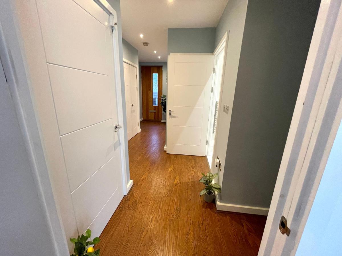 London Stratford Luxury House, 5 Minutes Walk Station, Westfield, 3 Bedrooms 3 Bathrooms, Reception, Garden, Parking 외부 사진