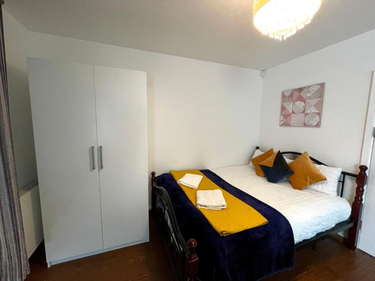 London Stratford Luxury House, 5 Minutes Walk Station, Westfield, 3 Bedrooms 3 Bathrooms, Reception, Garden, Parking 외부 사진
