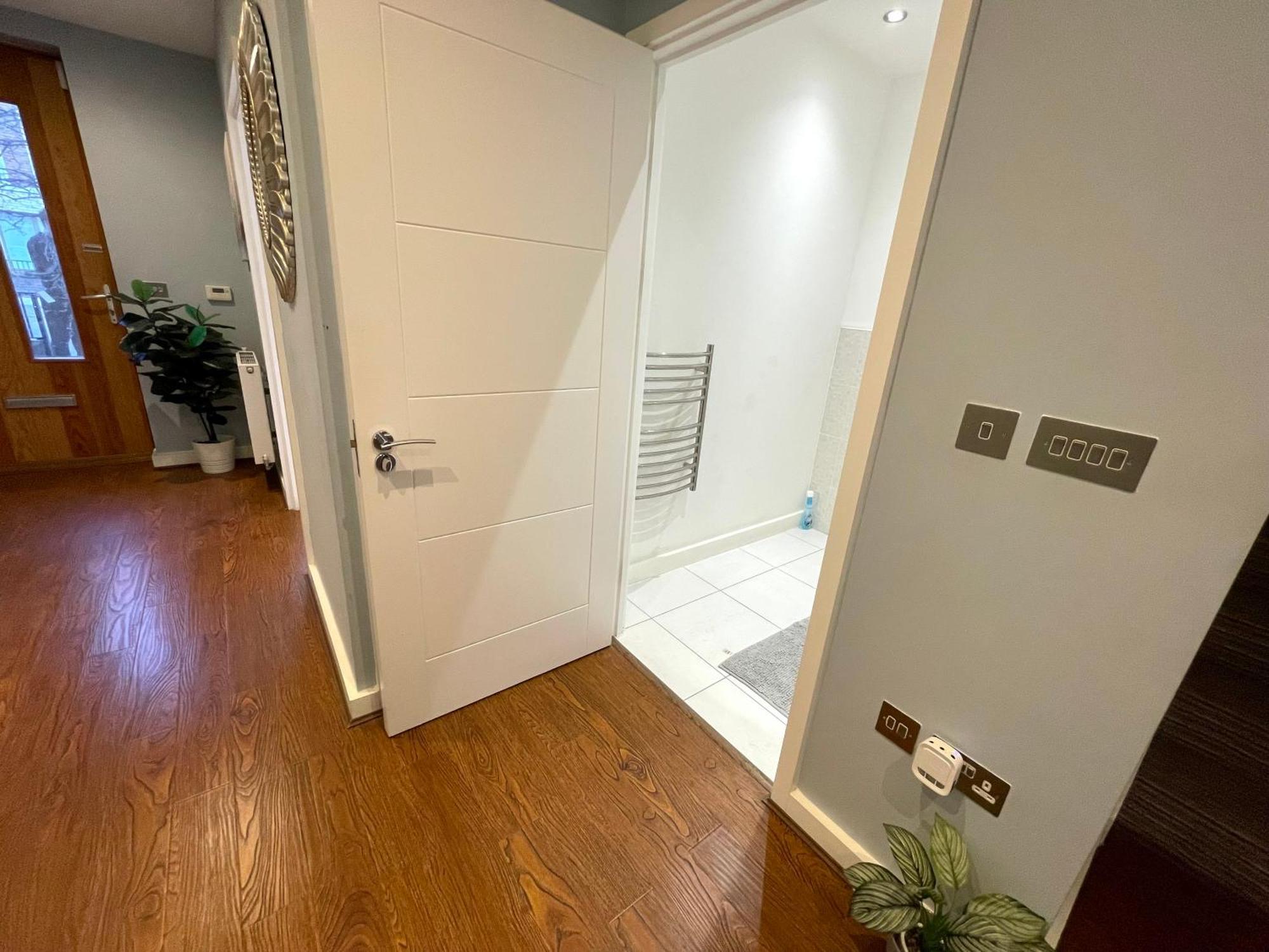 London Stratford Luxury House, 5 Minutes Walk Station, Westfield, 3 Bedrooms 3 Bathrooms, Reception, Garden, Parking 외부 사진