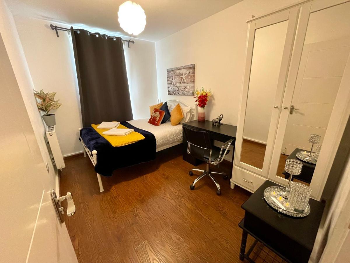 London Stratford Luxury House, 5 Minutes Walk Station, Westfield, 3 Bedrooms 3 Bathrooms, Reception, Garden, Parking 외부 사진
