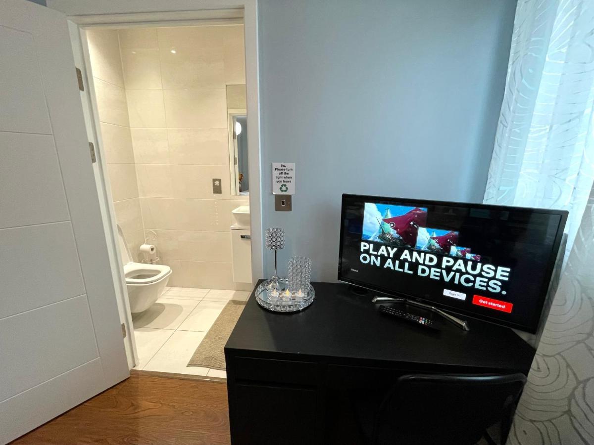 London Stratford Luxury House, 5 Minutes Walk Station, Westfield, 3 Bedrooms 3 Bathrooms, Reception, Garden, Parking 외부 사진