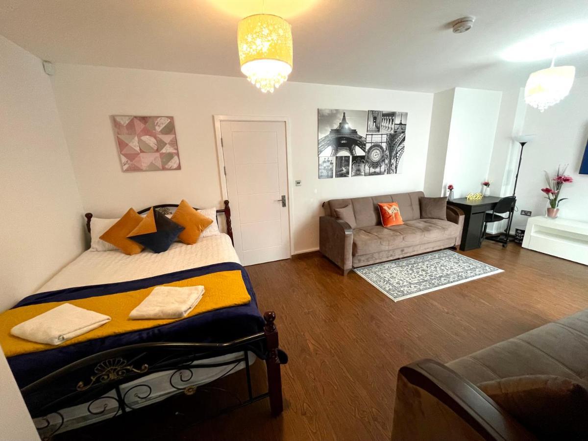 London Stratford Luxury House, 5 Minutes Walk Station, Westfield, 3 Bedrooms 3 Bathrooms, Reception, Garden, Parking 외부 사진