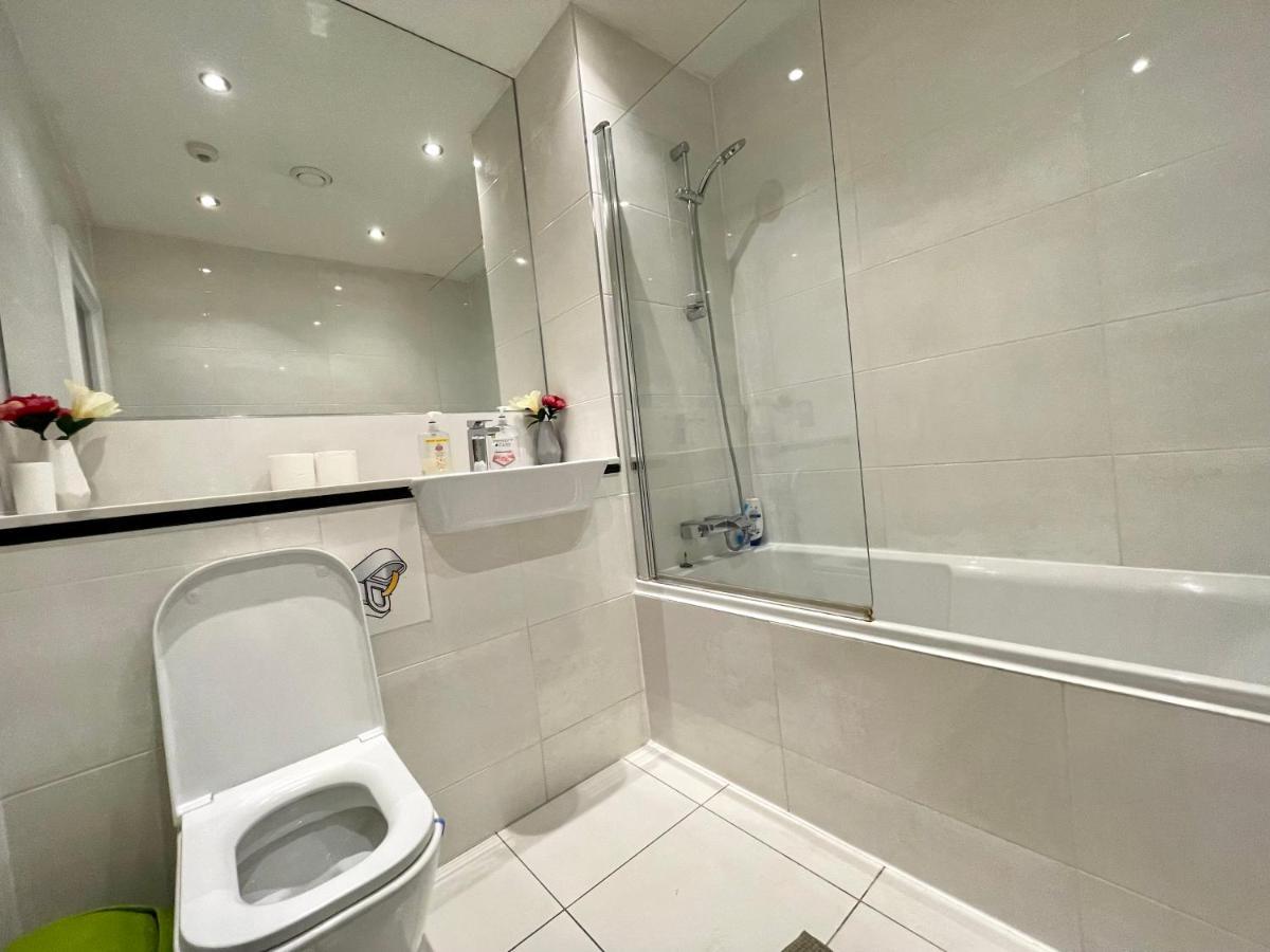London Stratford Luxury House, 5 Minutes Walk Station, Westfield, 3 Bedrooms 3 Bathrooms, Reception, Garden, Parking 외부 사진
