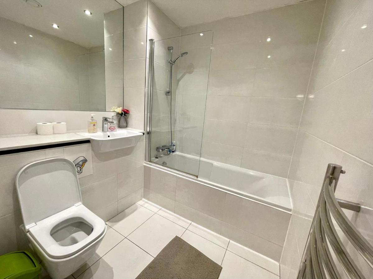 London Stratford Luxury House, 5 Minutes Walk Station, Westfield, 3 Bedrooms 3 Bathrooms, Reception, Garden, Parking 외부 사진