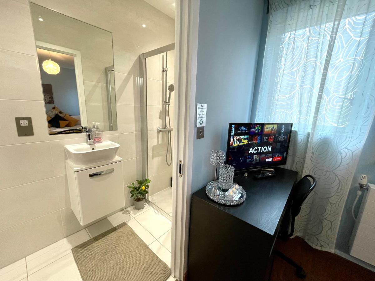 London Stratford Luxury House, 5 Minutes Walk Station, Westfield, 3 Bedrooms 3 Bathrooms, Reception, Garden, Parking 외부 사진