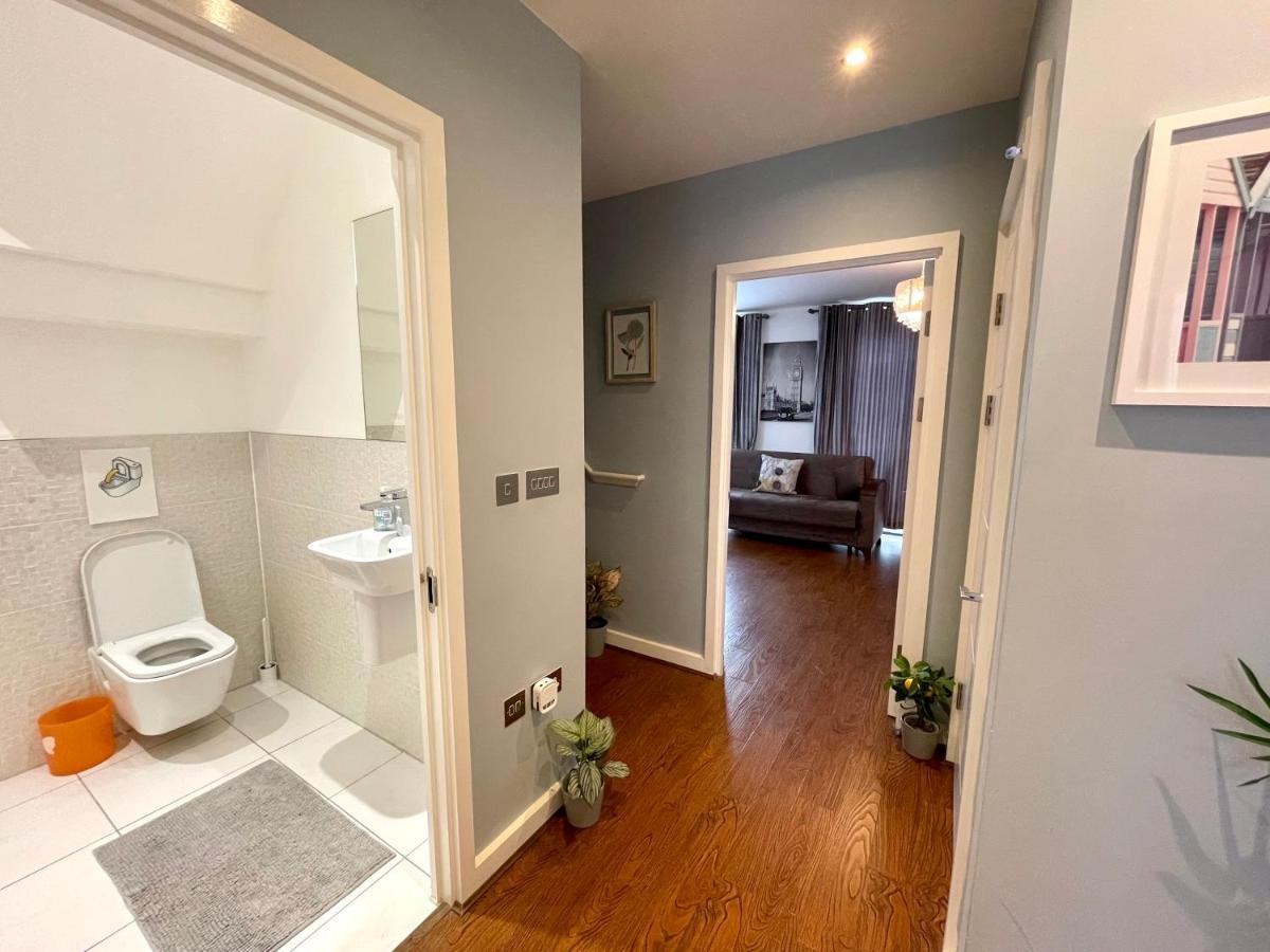 London Stratford Luxury House, 5 Minutes Walk Station, Westfield, 3 Bedrooms 3 Bathrooms, Reception, Garden, Parking 외부 사진