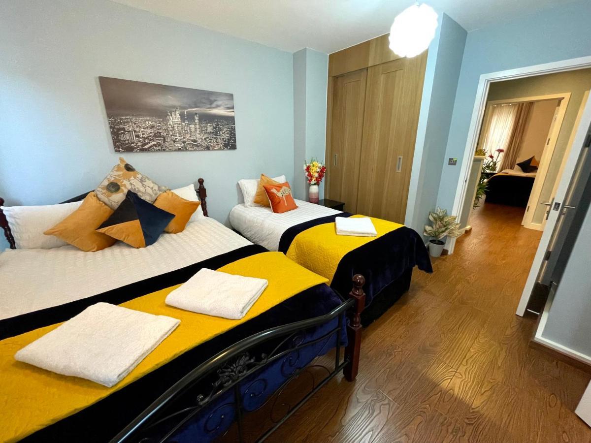 London Stratford Luxury House, 5 Minutes Walk Station, Westfield, 3 Bedrooms 3 Bathrooms, Reception, Garden, Parking 외부 사진