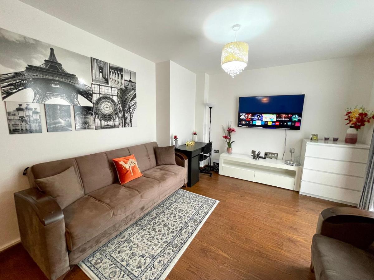 London Stratford Luxury House, 5 Minutes Walk Station, Westfield, 3 Bedrooms 3 Bathrooms, Reception, Garden, Parking 외부 사진
