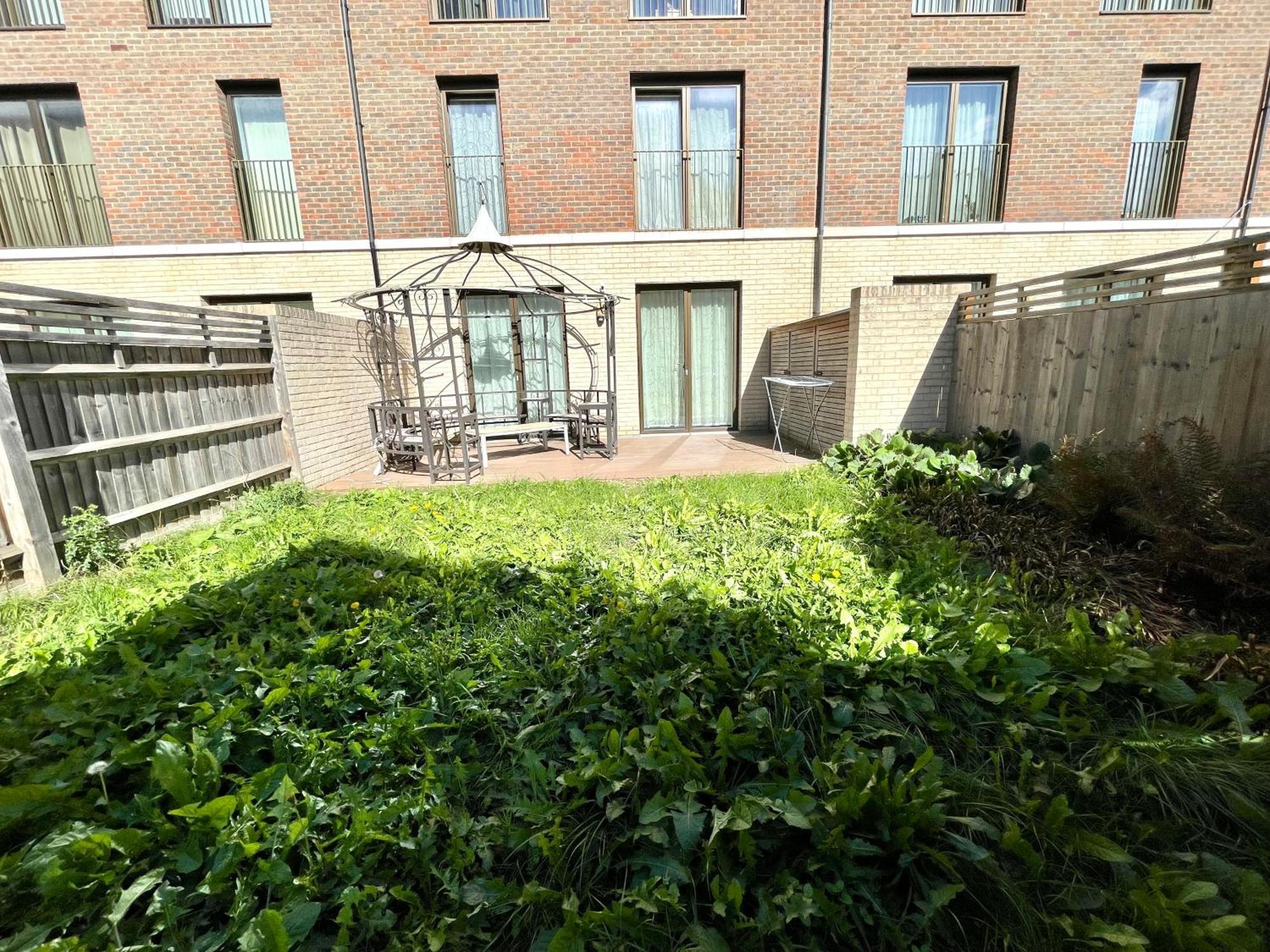 London Stratford Luxury House, 5 Minutes Walk Station, Westfield, 3 Bedrooms 3 Bathrooms, Reception, Garden, Parking 외부 사진